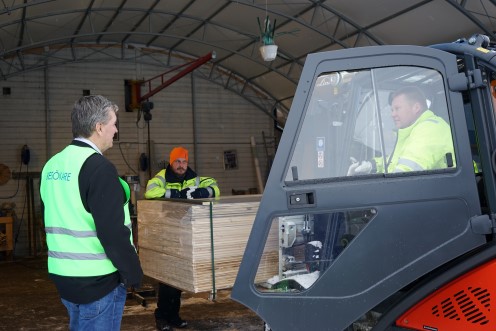 Bo-Arne samtalar med två medlemmar. 