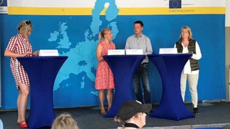 En bild på 4 personer som står i panelsamtal i Almedalen, varav en är GS ordförande Per-Olof Sjöö.