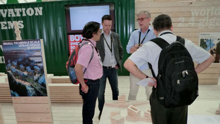 Bild: Per-Olof Sjöö, Ambets Yuson och Nilton Freitas från BWI i samtal med Lars Johansson, arkitekt på AIX vid Sveriges utställning i Medellin, Colombia 2014