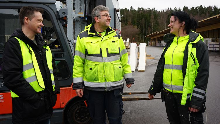 Per-Olof Sjöö besöker A-hus, pratar med skyddsombud och förtroendevald.  